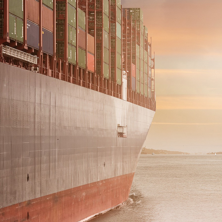 Transporte de mercancías con contenedores marítimos.